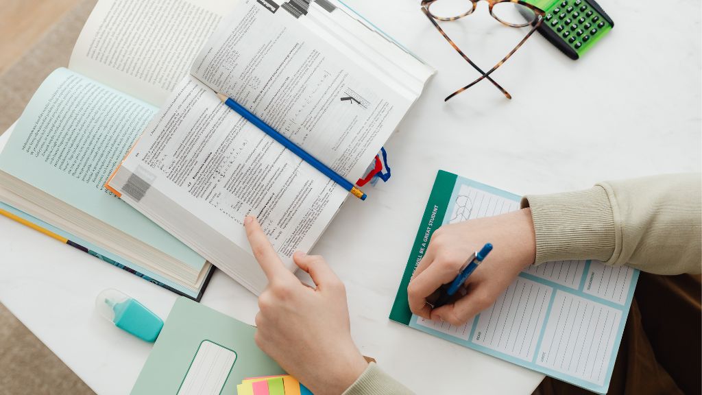 estudiante en su mesa